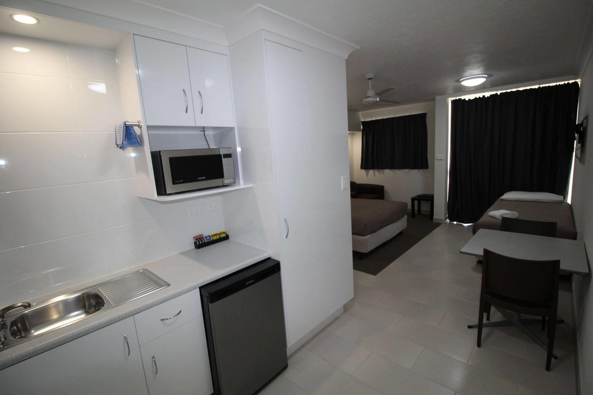 Endeavour Inn Emu Park Extérieur photo